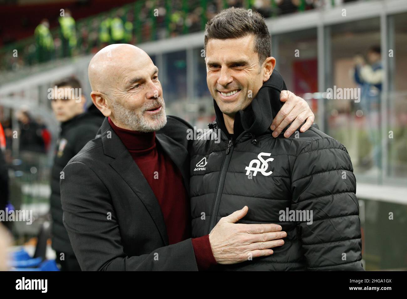 Milan, Italie.17th janvier 2022.Italie, Milan, jan 17 2022: Thiago Motta (responsable de Spezia) et Stefano Pioli (responsable de Milan) se saluent lors du match de football ac Milan vs Spezia, série A 2021-2022 day22, San Siro Stadium (photo de Fabrizio Andrea Bertani/Pacific Press/Sipa USA) Credit: SIPA USA/Alay Live News Banque D'Images