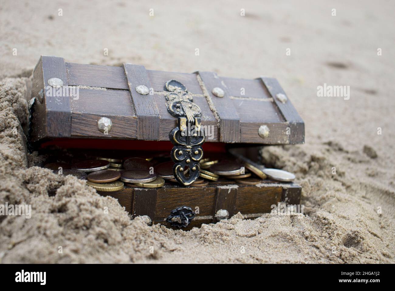 coffre avec de l'argent sur une plage Banque D'Images