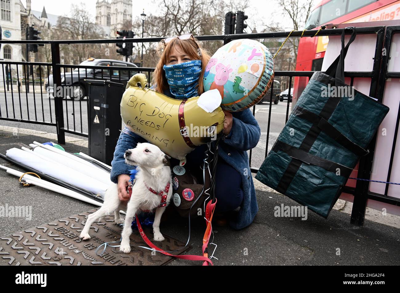 Londres, Royaume-Uni.Les activistes de SODEM ont posé avec les ballons du Parti sur les ballons et les gonfleurs « Big Dog » alors qu'ils protestaient en faveur du retrait de Boris Johnson au poste de Premier ministre.Chambres du Parlement, Westminster. Banque D'Images