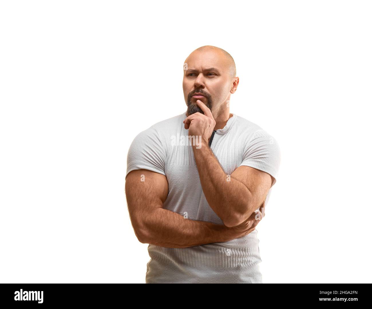 Homme brutal et attentionné de 40 ans regardant l'appareil photo - photo sur fond blanc. Banque D'Images