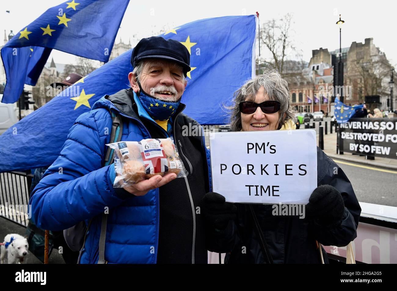 Londres, Royaume-Uni.Les activistes de SODEM ont posé avec des tartes de porc alors qu'ils ont protesté en faveur du retrait de Boris Johnson au poste de Premier ministre.Chambres du Parlement, Westminster. Banque D'Images