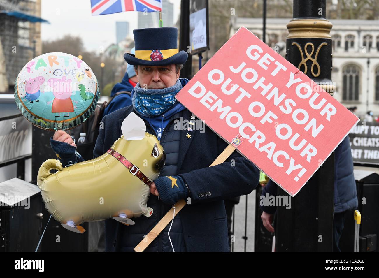 Londres, Royaume-Uni.Steve Bray, de SODEM, a protesté en faveur du renvoi de Boris Johnson au poste de Premier ministre.Il est photographié avec un ballon « Party's Over » de Peppa Pig et un « grand chien » gonflable.Chambres du Parlement, Westminster. Banque D'Images