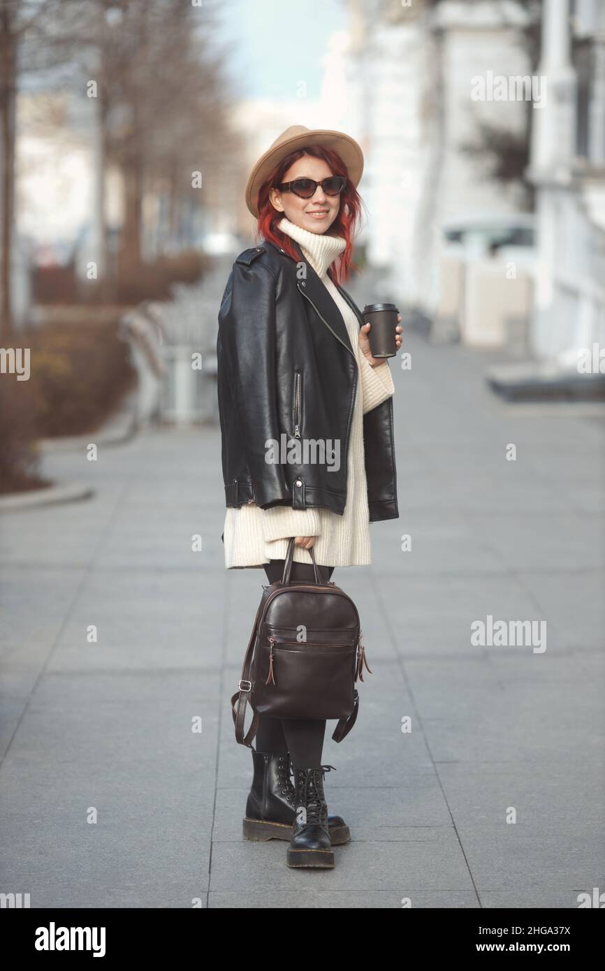 Portrait urbain de mode pleine longueur d'une femme millénaire élégante vêtue de vêtements modernes marchant dans la rue de la ville Banque D'Images
