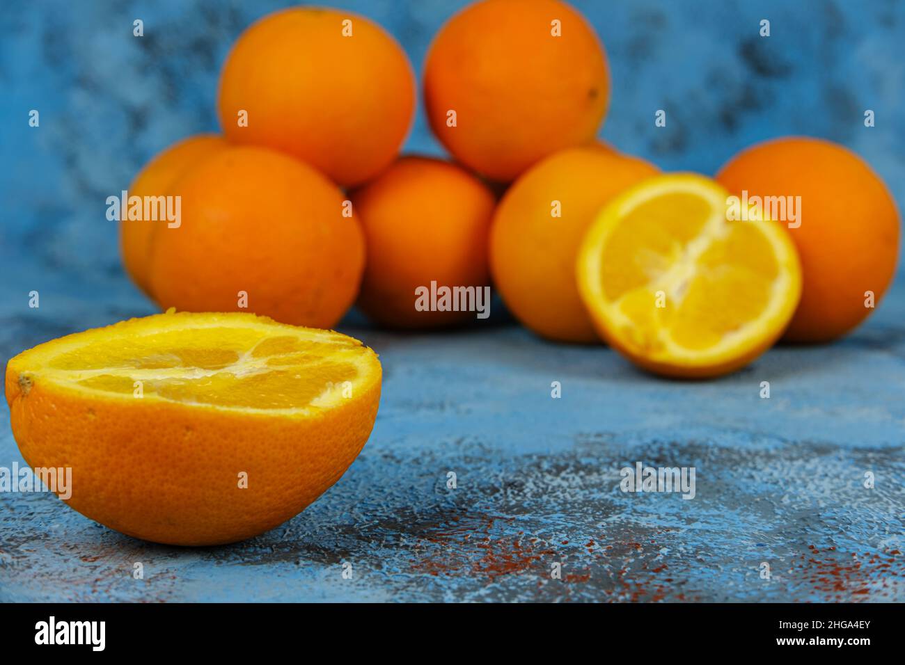 Oranges sur fond bleu texturé, vue latérale de beaucoup de pile orange fraîche.Personne. Banque D'Images