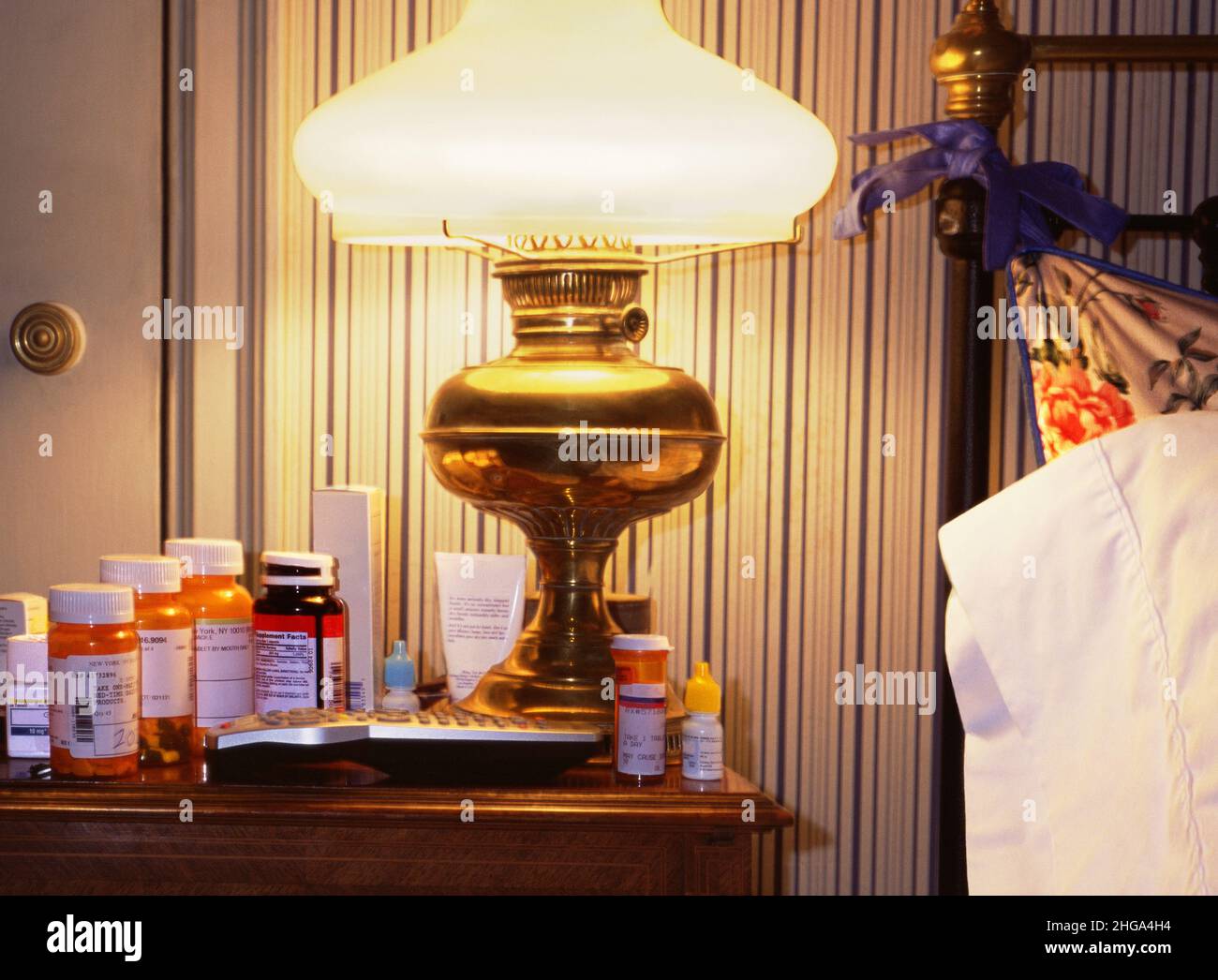 Médicaments sur ordonnance sur la table à côté à la maison. Lumière dans une chambre à l'ancienne. Intérieur résidentiel. Augmentation du prix des médicaments. Personne Banque D'Images