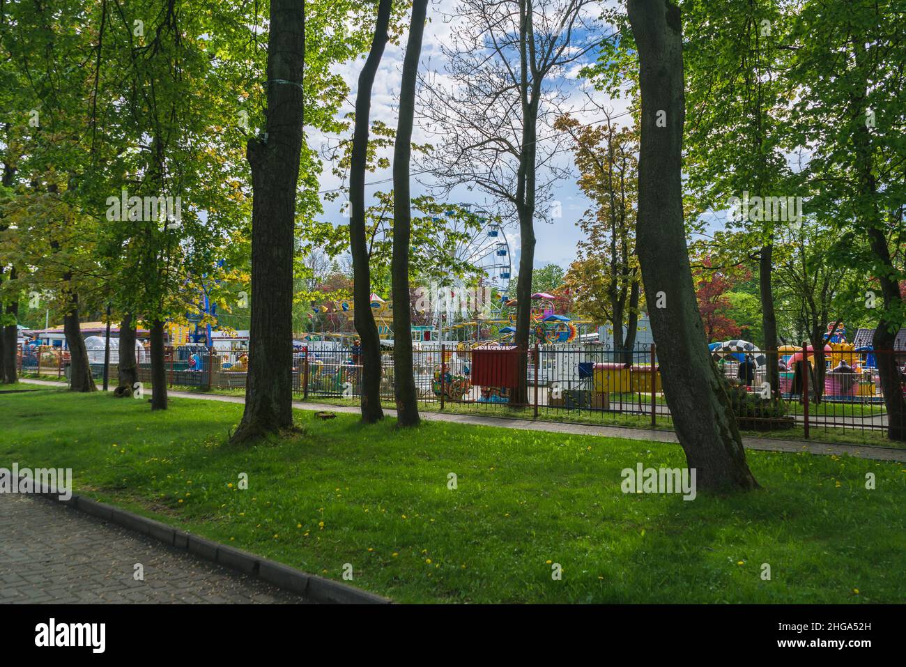 Kaliningrad, Russie - 16 mai 2021 : parc d'attractions à l'intérieur du parc central le jour du printemps Banque D'Images