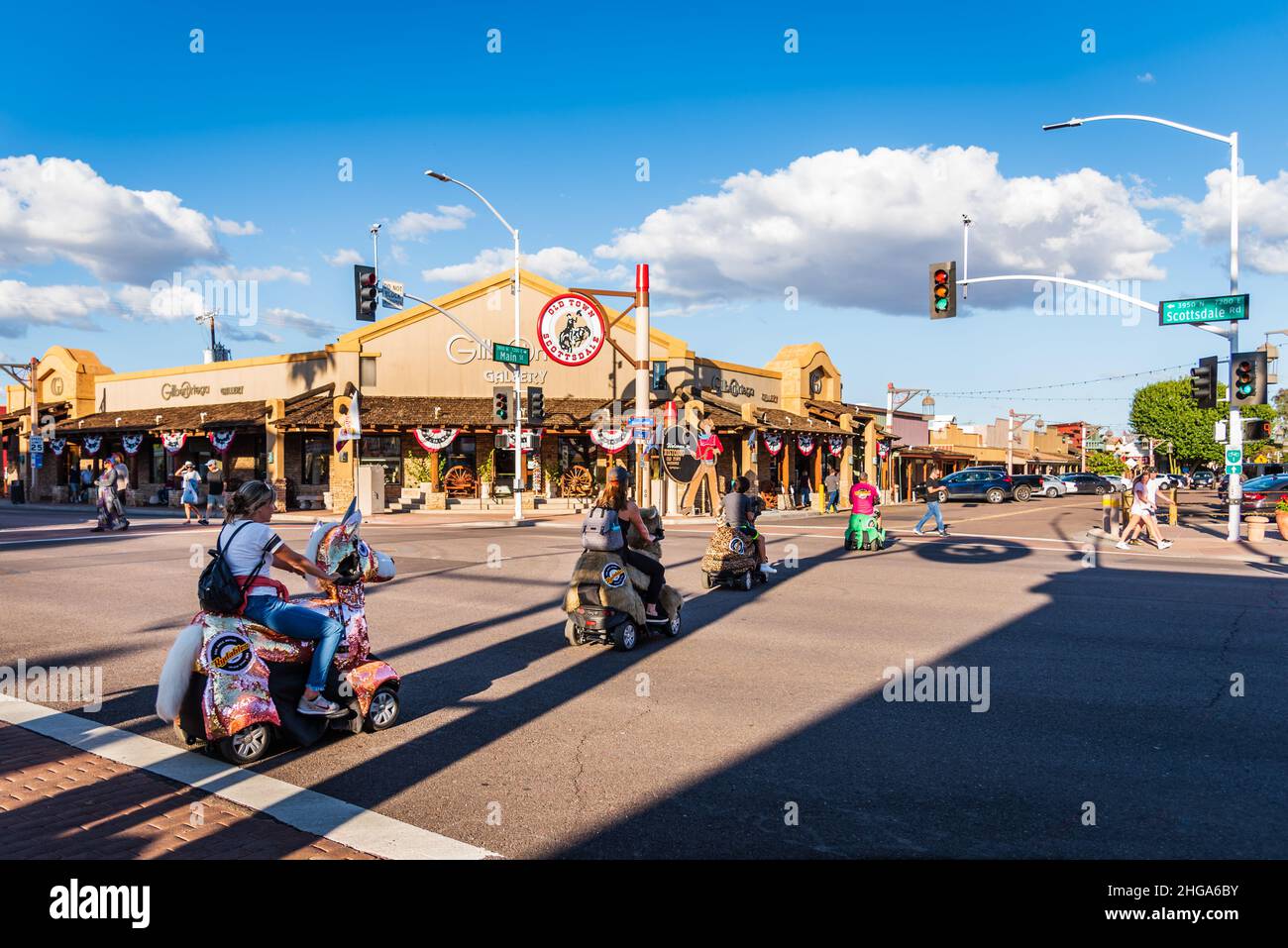 Les personnes qui visite la vieille ville de Scottsdale sur des chariots électriques par Rydables Guided Tours, Scottsdale, Arizona, États-Unis. Banque D'Images