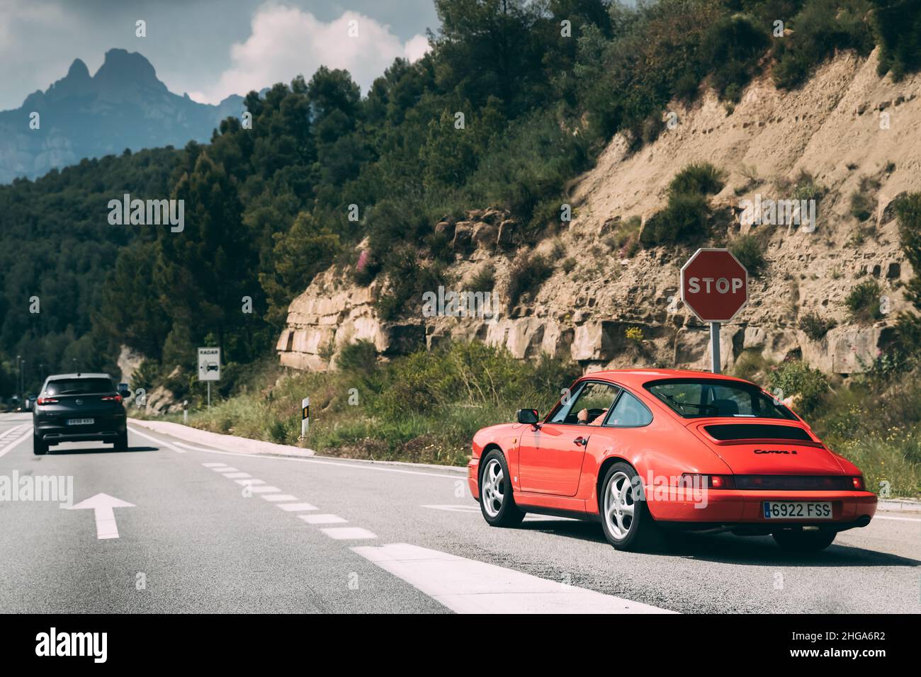 Couleur rouge Porsche 911 Carrera 2 coupé en mouvement sur l'autoroute espagnole autoroute Freeway Road. Banque D'Images