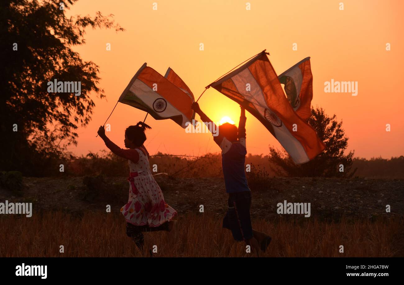 Guwahati, Guwahati, Inde.19th janvier 2022.Les enfants courent avec le drapeau national de l'Inde avant la célébration du 75th jour de la République de l'Inde au village d'Uttar Para dans le district de Baksa d'Assam le mercredi 19th janvier 2022.la Journée de l'Inde de la République est célébrée chaque année le 26th janvier (Credit image: © Dasarath Deka/ZUMA Press Wire) Banque D'Images