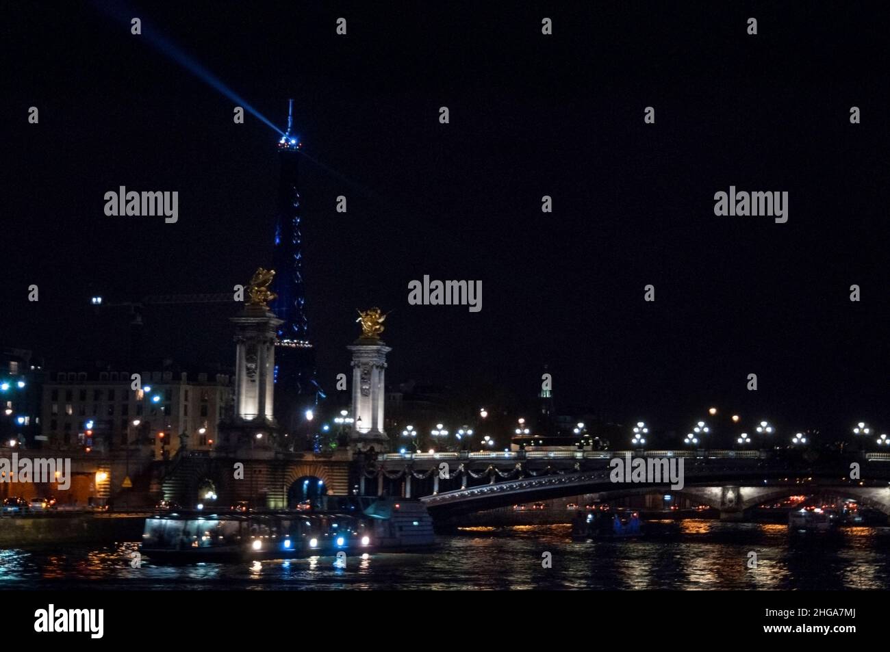 Pont Alexandre III Pont à Paris et la Tour Eiffel, France. Banque D'Images