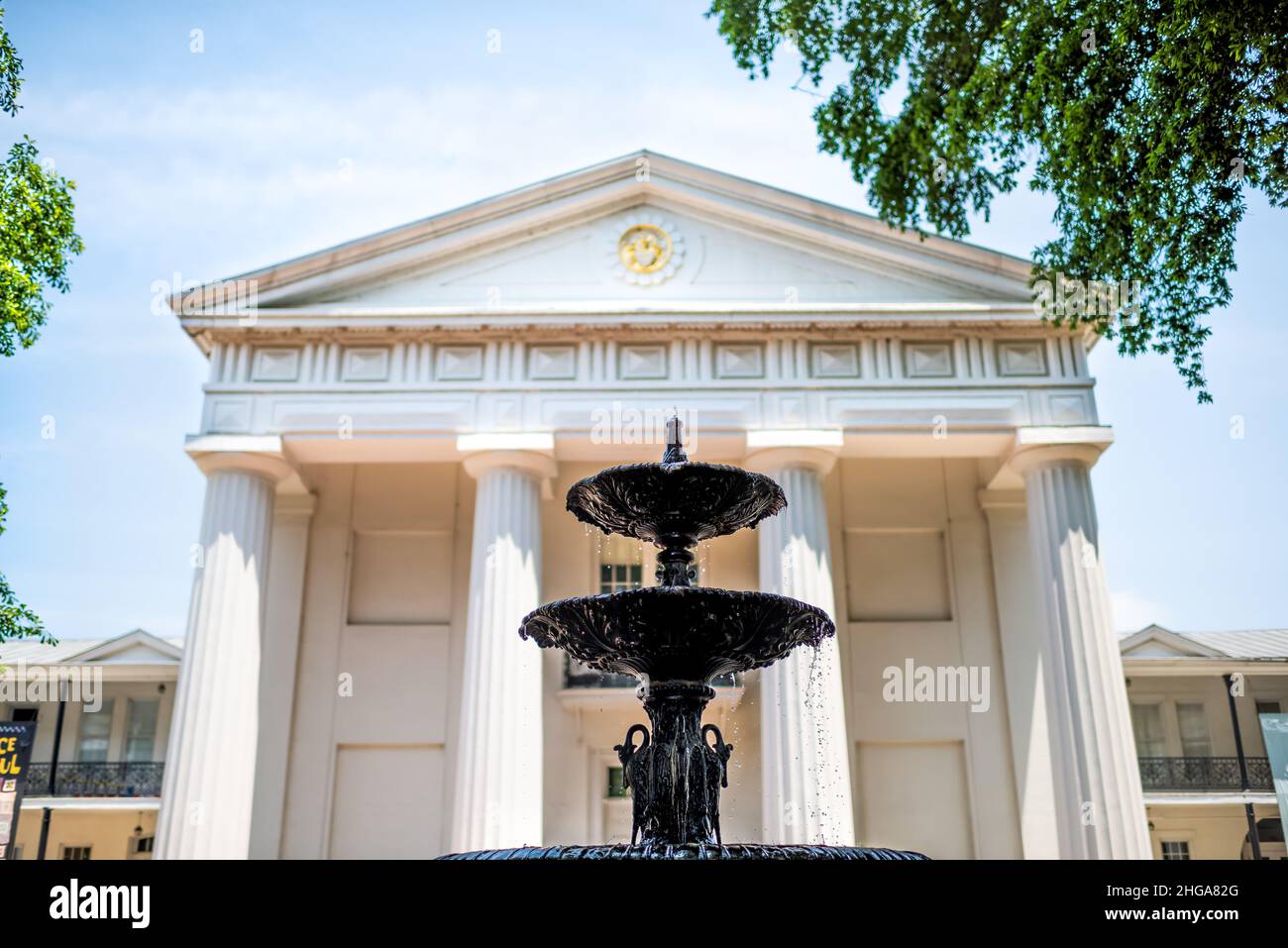 Little Rock, États-Unis - 4 juin 2019 : ancien musée de la Maison d'État ancien bâtiment du capitole avec des colonnes néoclassiques d'architecture et fontaine d'eau donnant sur bleu Banque D'Images