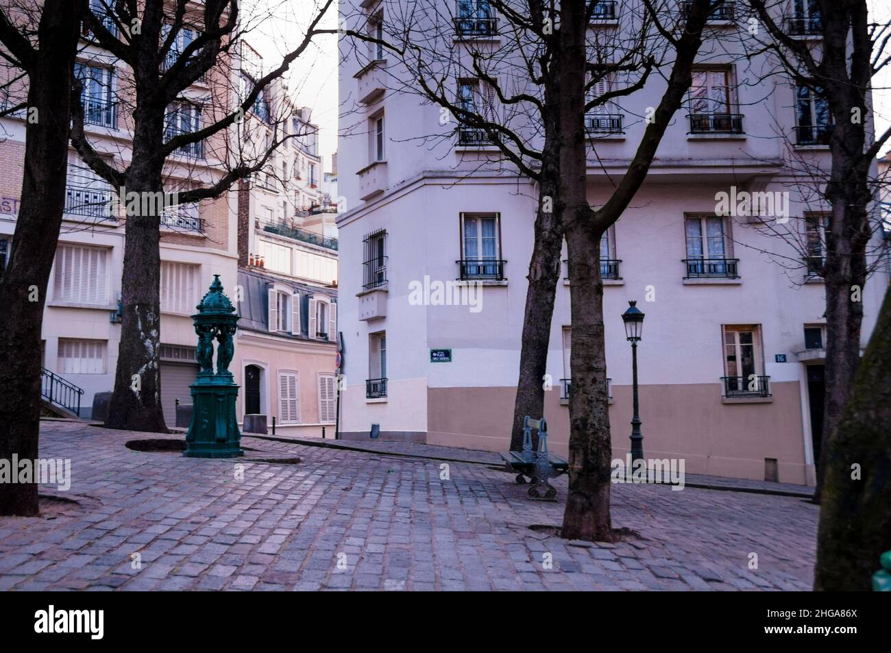 Fontaine Wallace Paris, place Émile-Goudeau dans un village comme Montmartre, France. Banque D'Images