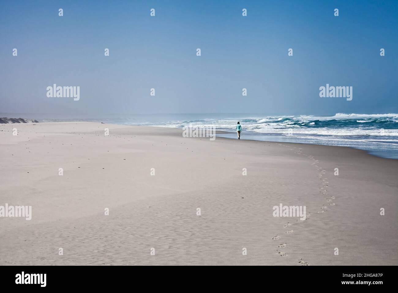 Personne seule sur une plage déserte 12270 Banque D'Images