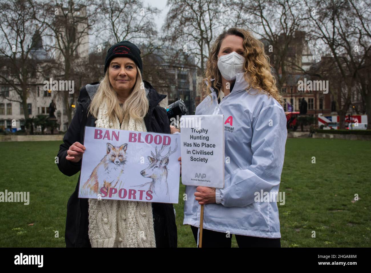 Old Palace Yard, Londres, Royaume-Uni.Janvier 19th 2022.Vanessa Hudson, Présidente de la partie bien-être animal à la COLÈRE 2022 partie 1 protestation contre légalement Safari Club International célèbre la mort d'animaux en voie de disparition aux États-Unis, légalement Trophée chasse comme place et amusement.Le gouvernement britannique légalise également la cruauté envers les animaux, l'abattage des animaux, la chasse aux trophées et les chiens utilisés à titre expérimental au Camp Beagle.Les Britanniques n'ont pas le droit de dire à d'autres nations la cruauté envers les animaux que nous ferons et que le gouvernement soit légal. Banque D'Images