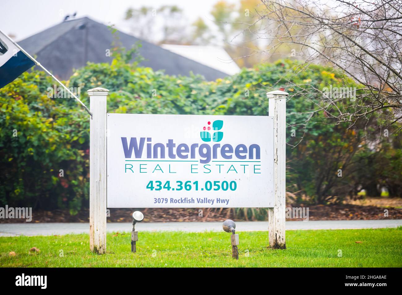 Wintergreen, États-Unis - 25 octobre 2020: Station de ski de Virginie village avec signe pour l'immobilier et numéro de téléphone dans les montagnes Blue Ridge automne s Banque D'Images