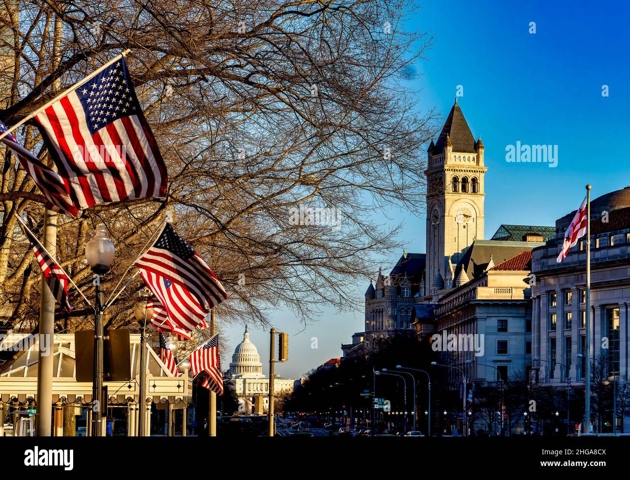 Vue sur le bâtiment de la capitale américaine et le Trump International Hotel le long de l'avenue pennslvannia, à Washington DC. Banque D'Images