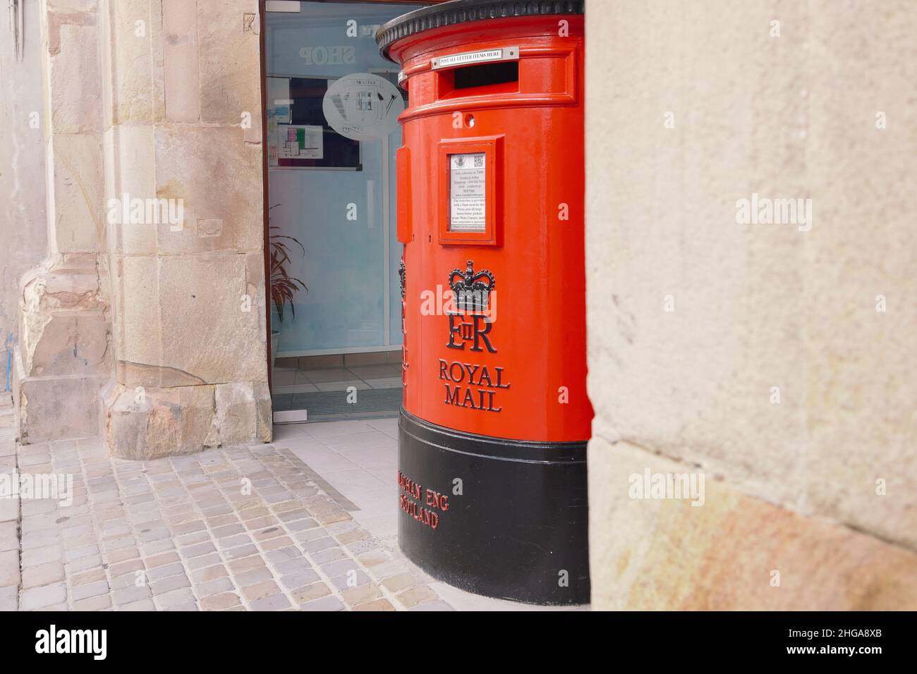 Traditionnellement British Royal Mail, boîte postale rouge sur main Street, Bureau de poste Royal Gibraltar, Gibraltar, juillet 2021 Banque D'Images