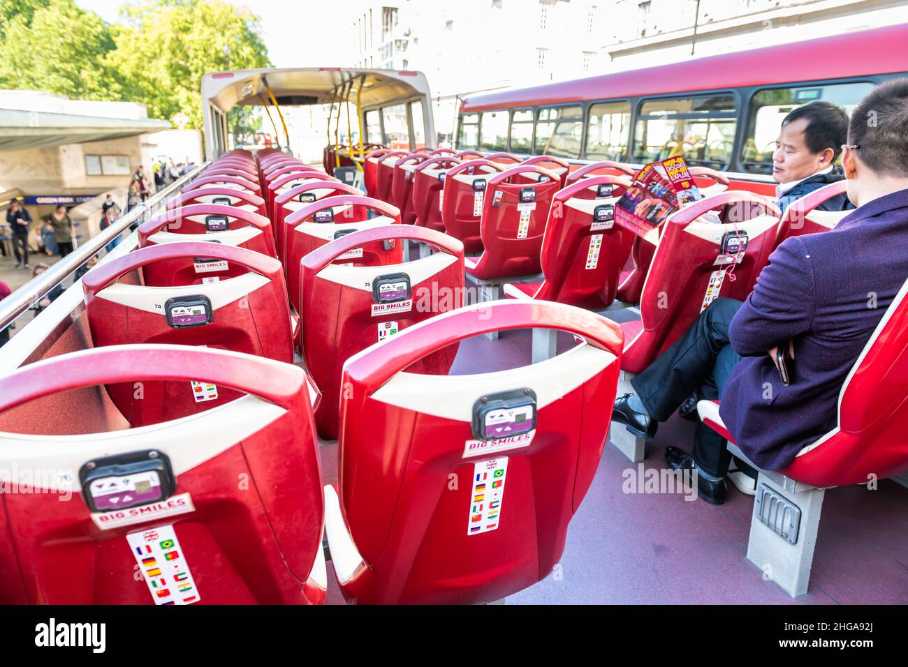 Londres, Royaume-Uni - 22 juin 2018: Point de vue pov équitation rouge Big bus visite guidée avec des gens touristes à Londres été et chaises vides sièges langue pro Banque D'Images