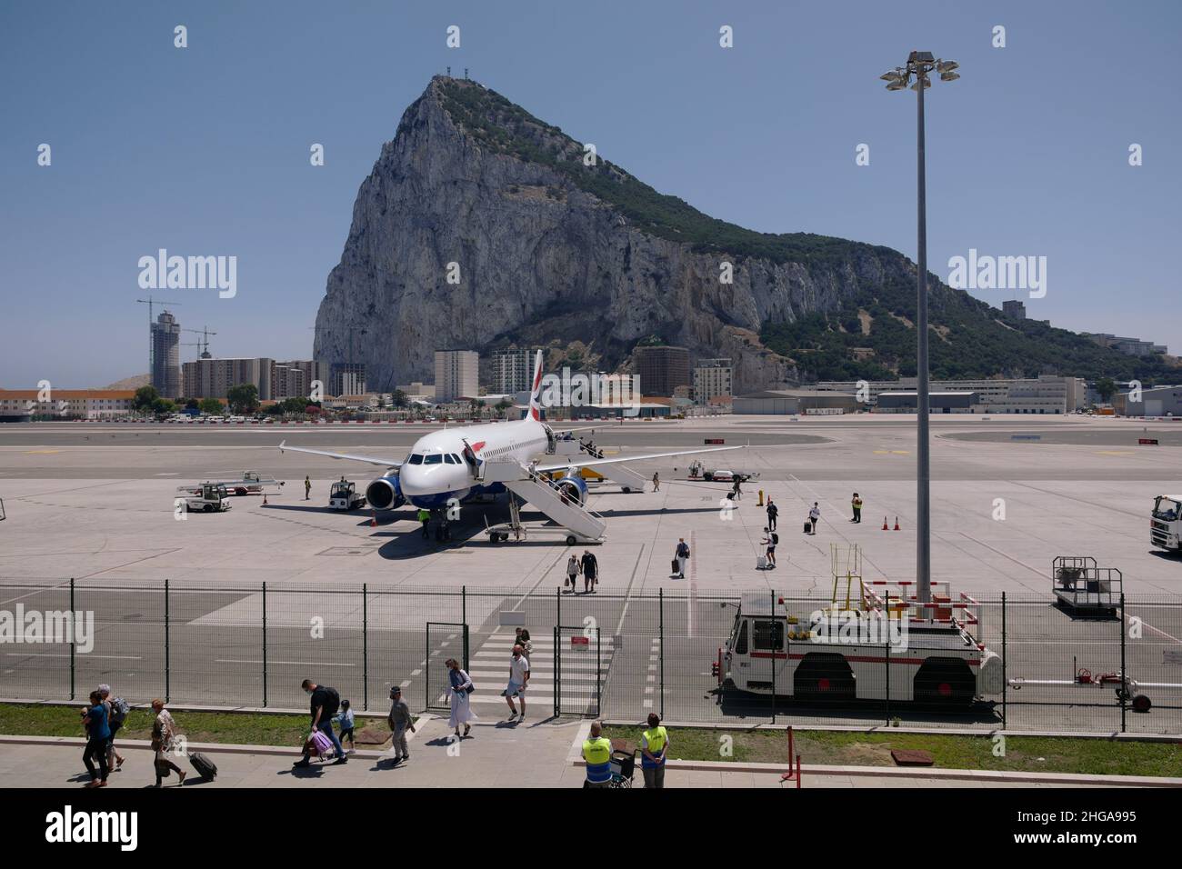 Vue sur le rocher et la piste depuis la terrasse d'observation du terminal de l'aéroport international de Gibraltar, Gibraltar, juillet 2021 Banque D'Images