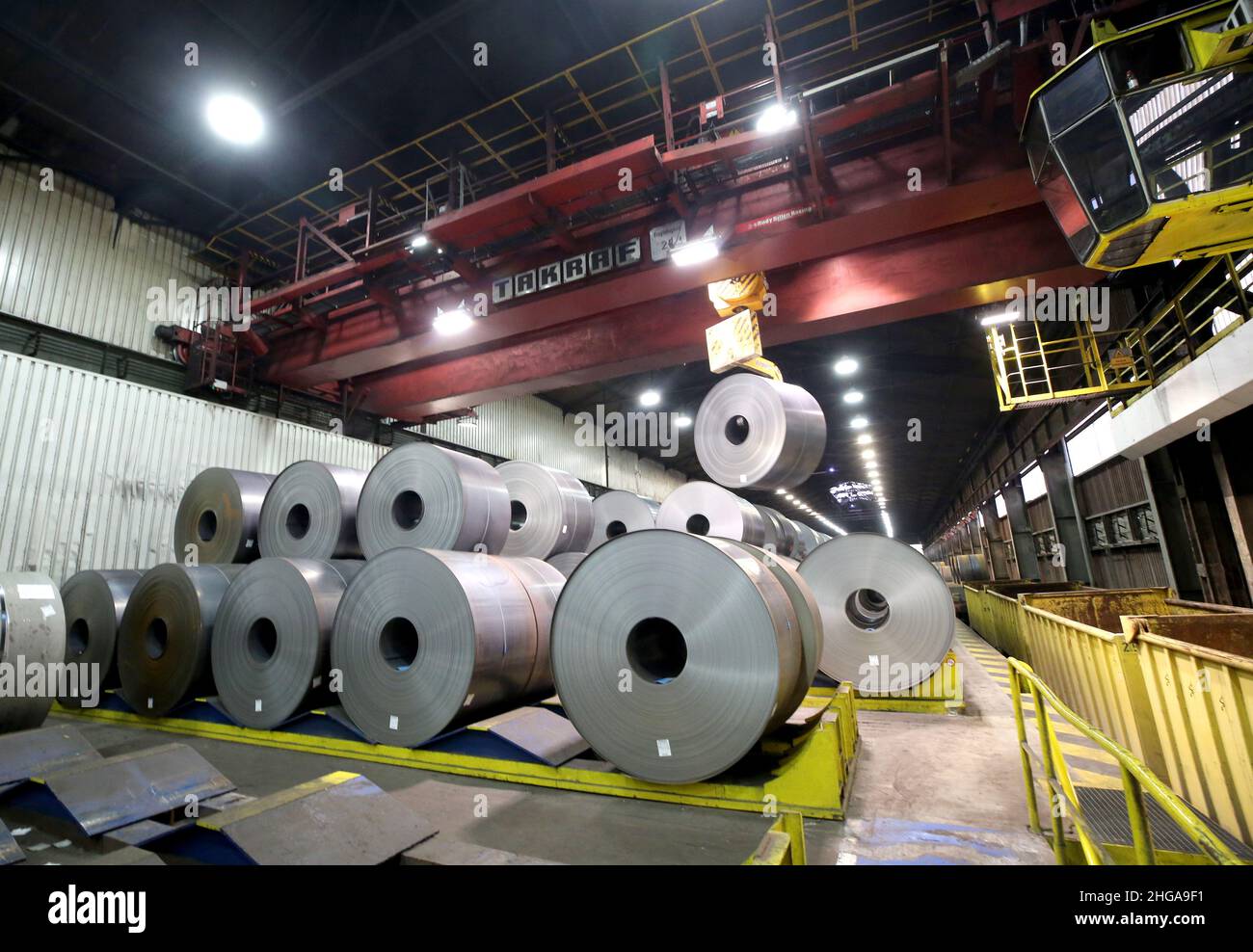 Gelsenkirchen, Allemagne.19th janvier 2022.Les bobines sont transportées par une grue à ThyssenKrupp pour transformation ultérieure en acier spécial réduit de CO2 pour transformateurs.Le plus grand producteur d'acier d'Allemagne vend également des tôles spéciales pour l'industrie de l'énergie, dont la production produit environ 50 pour cent de dioxyde de carbone en moins que la production conventionnelle.Crédit : Roland Weihrauch/dpa/Alay Live News Banque D'Images