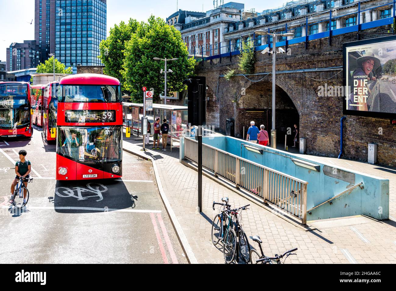 Londres, Royaume-Uni - 22 juin 2018 : vue panoramique sur la rue par la station de métro de Waterloo avec bus rouge à impériale à l'arrêt Tenison Way dans le summe ensoleillé Banque D'Images