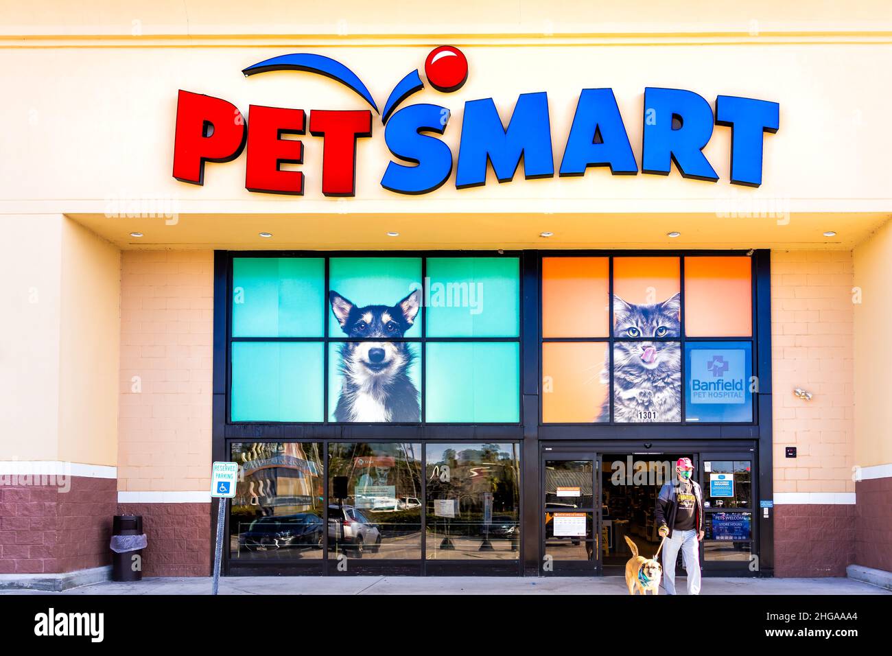 Myrtle Beach, États-Unis - 8 février 2021 : façade du magasin PetSmart dans la rue en Caroline du Sud pour les animaux de compagnie et l'hôpital pour animaux de Banfield Banque D'Images