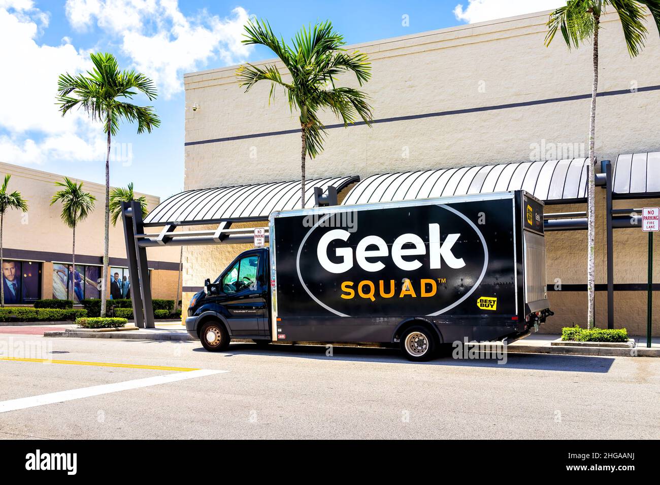 Miami, États-Unis - 18 juillet 2021 : affiche publicitaire pour le magasin Best Buy Geek Squad camion de réparation dans le parking en Floride avec des palmiers le jour ensoleillé Banque D'Images