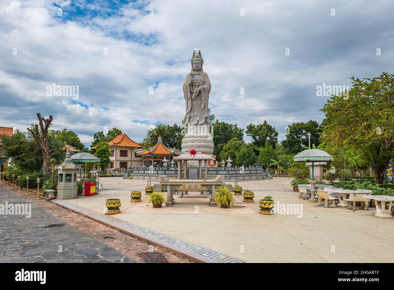 Kanchanaburi, Thaïlande - décembre 2021 : statue bouddhiste à la chapelle de Kuang-im, un nouveau temple bouddhiste de style chinois inachevé Banque D'Images