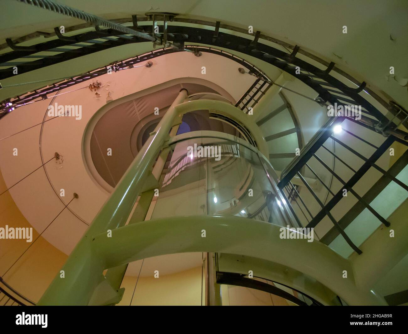 Ascenseur et escalier en colimaçon dans la Galerie nationale d'Irlande Banque D'Images