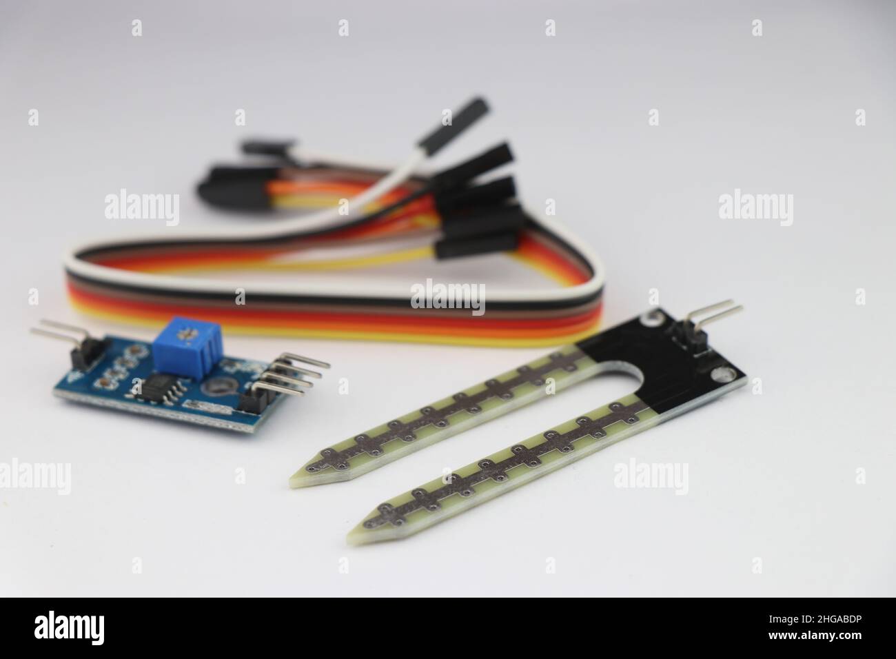 Convertisseur analogique-numérique avec capteur de sol et jeu de fils de jonction, module de détection d'hygromètre pour les projets électroniques de l'exercice par vous-même Banque D'Images