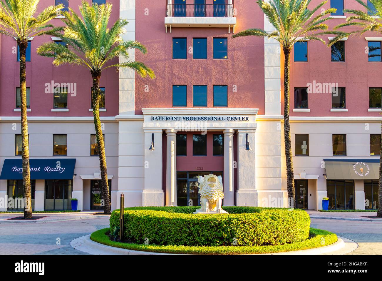 Naples, États-Unis - 13 septembre 2021 : Naples, Floride Bayfront rue bâtiment architecture bureau avec signe pour centre professionnel affaires et immobilier r Banque D'Images