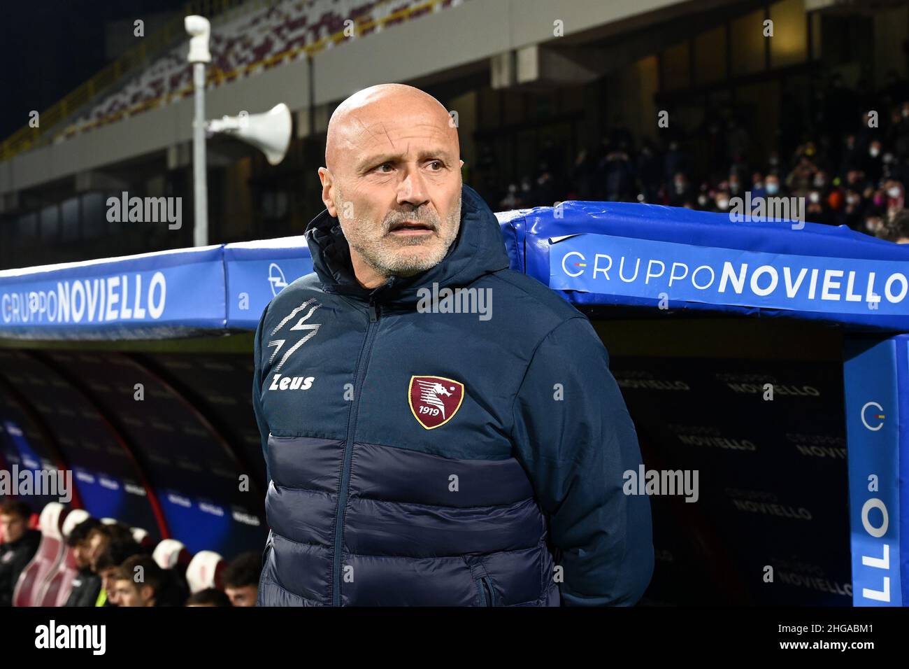 SALERNO, ITALIE - JANVIER 15: SALERNO, ITALIE - JANVIER 15: Entraîneur-chef Stefano Colantuono des États-Unis Salerntana gestes pendant la série Un match entre les États-Unis Banque D'Images