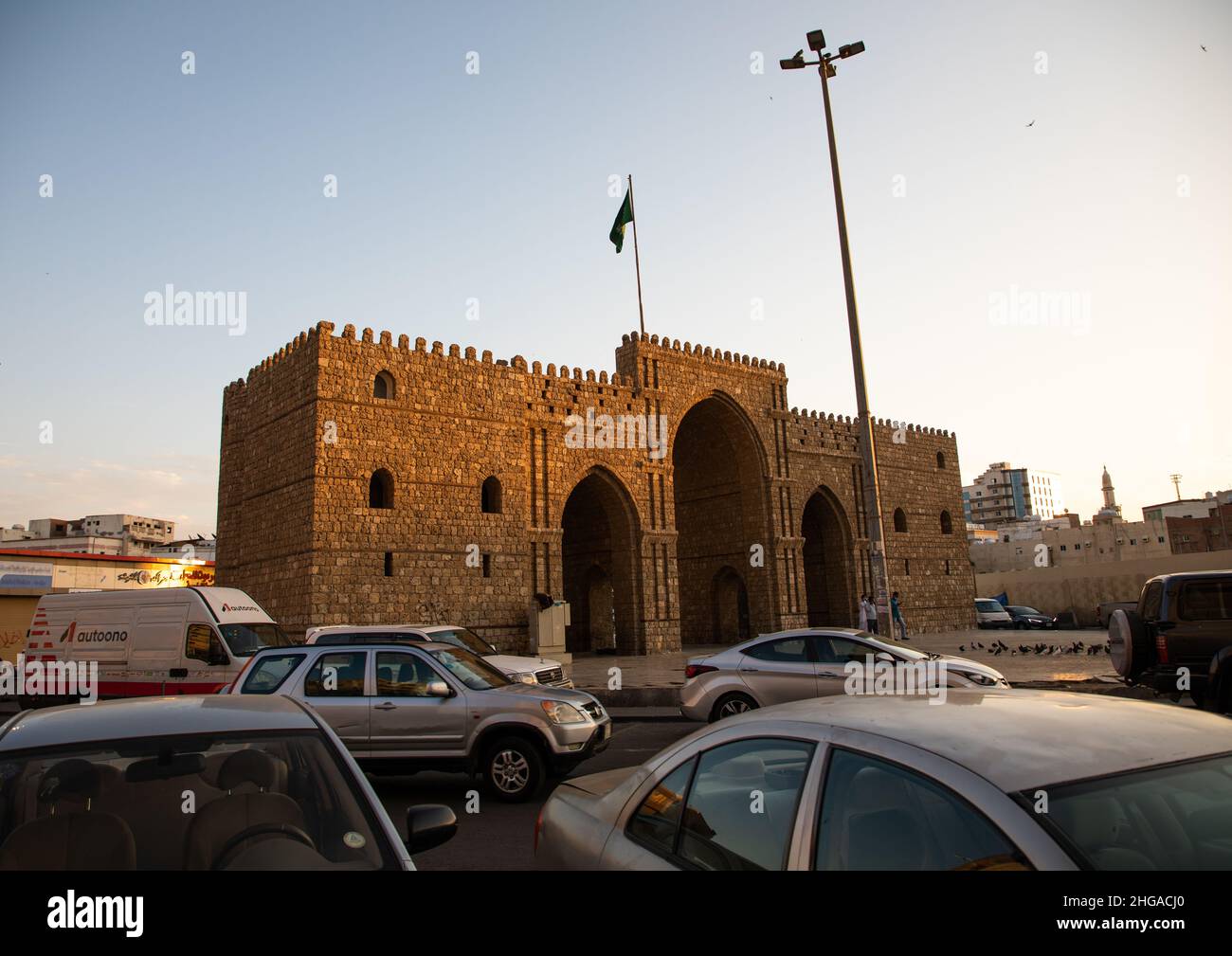 Voitures devant la porte de Makkah ou Baab Makkah, province de la Mecque, Djeddah, Arabie Saoudite Banque D'Images