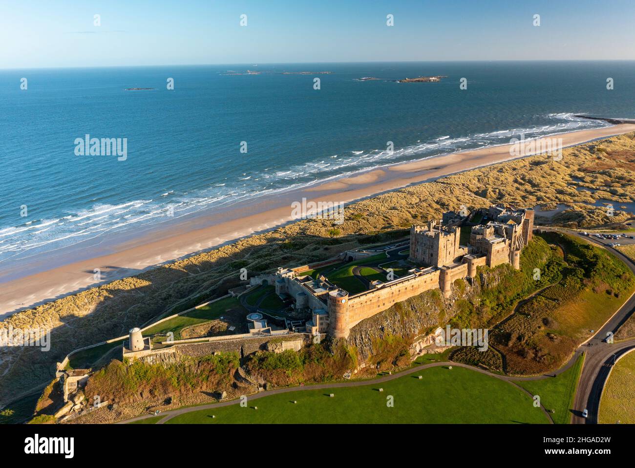 Vue aérienne du drone du château de Bamburgh, Bamburgh, Northumberland, Angleterre, Royaume-Uni Banque D'Images