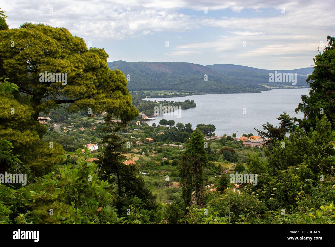 Vue sur le lac de Bracciano, Latium, Italie Banque D'Images