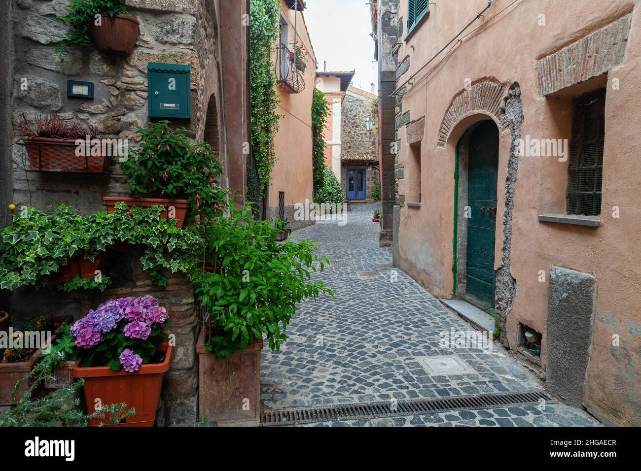 Rue de la petite ville Anguillara Sabazia sur le lac de Bracciano, Latium, Italie Banque D'Images