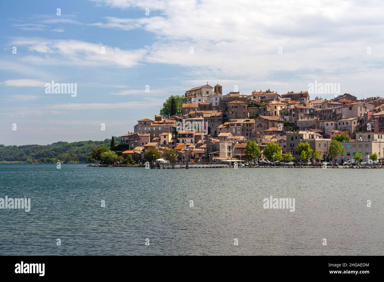 Paysage de la petite ville d'Anguillara Sabazia sur le lac de Bracciano, Lazio, Italie Banque D'Images