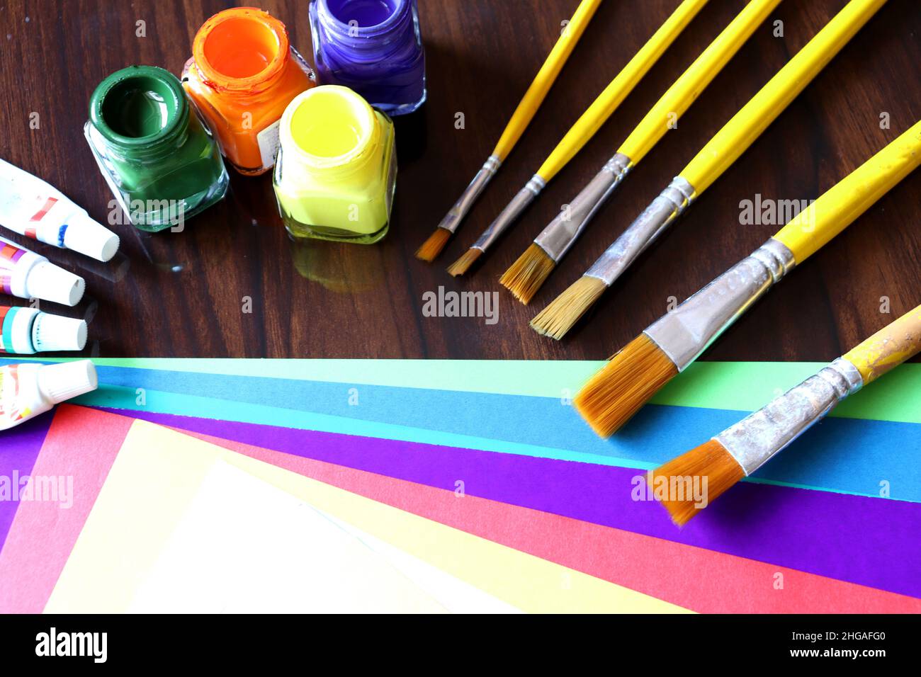 Matériel d'art et d'artisanat, travail d'art, papier couleur, tube de couleur et brosse sur une table, travail étudiant à l'école Banque D'Images