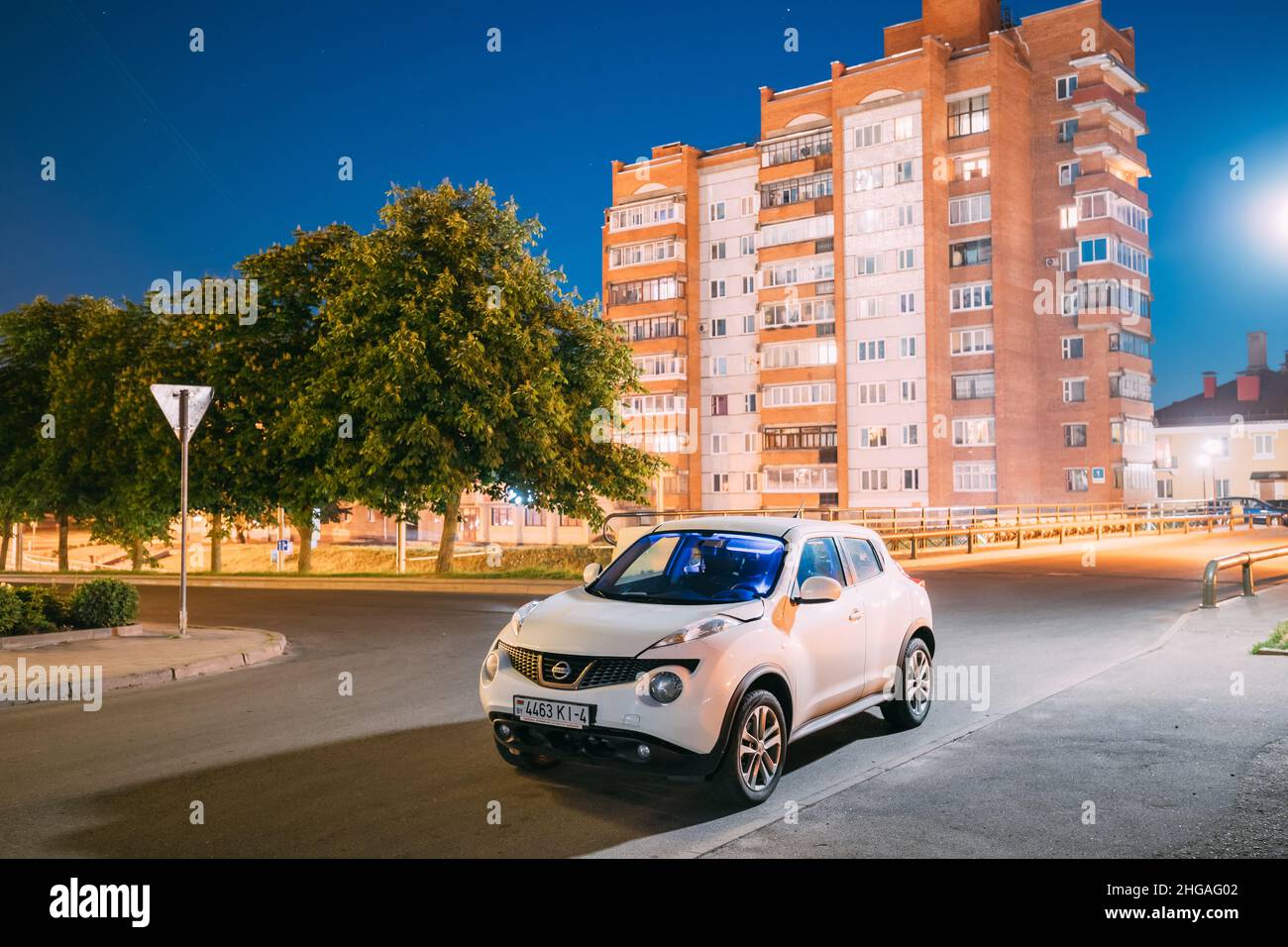 Grodno, Bélarus.Voiture de couleur blanche Nissan Juke garée dans la rue dans la zone résidentielle.Nissan Juke est un vus multisegment sous-compact fabriqué par des Japonais Banque D'Images