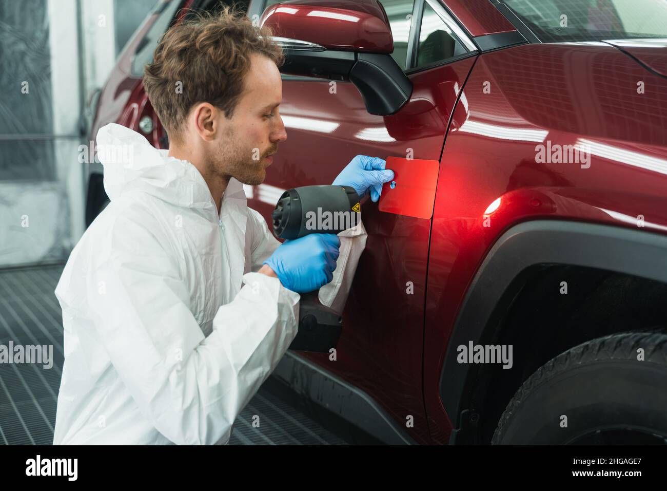 Le peintre automobile professionnel associe la couleur de la peinture  automobile à la lampe et aux échantillons Photo Stock - Alamy