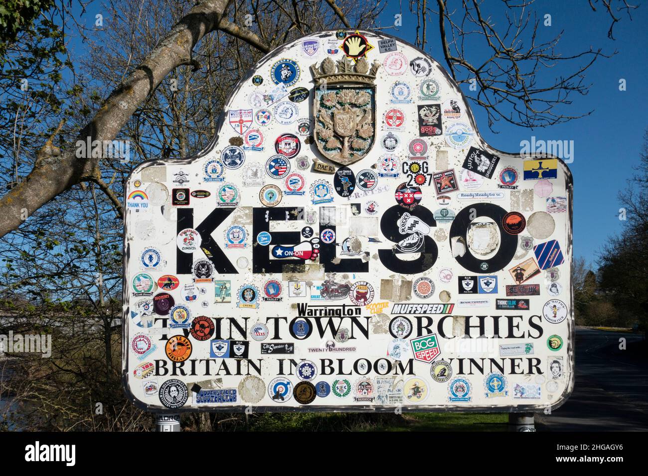 Le panneau de la ville de Kelso, en Écosse, recouvert d'autocollants provenant des amateurs de scooter des mers et de vélo qui assistent à des rassemblements ou à des rassemblements de club Banque D'Images