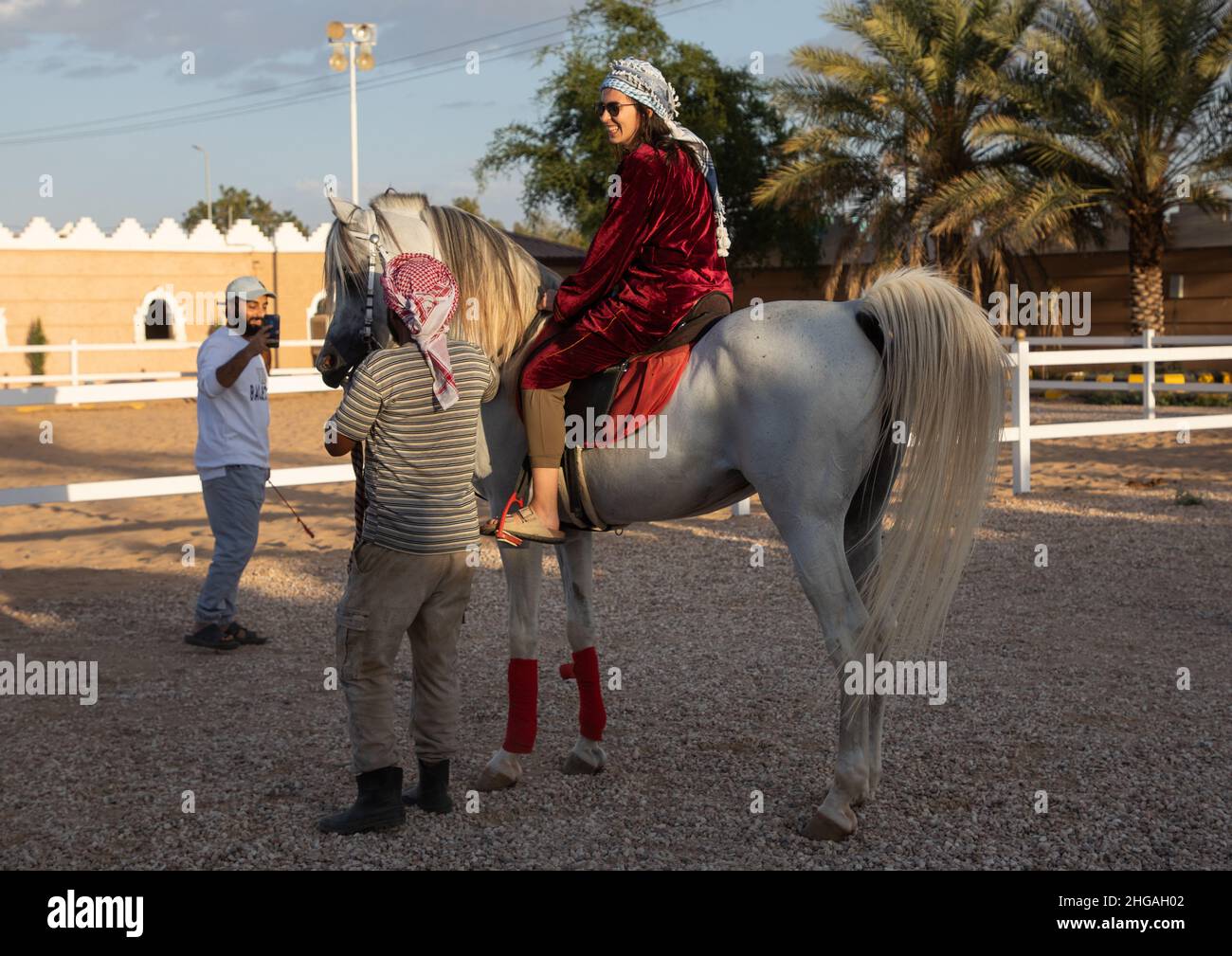 Femme touristique à cheval arabe à Alhazm Stud, province de Najran, Khubash, Arabie Saoudite Banque D'Images