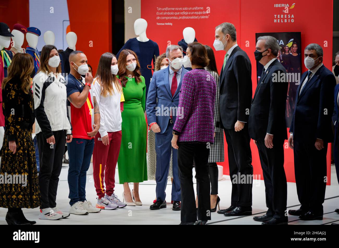 Madrid, Espagne.19th janvier 2022.FITUR la Foire internationale du tourisme de l'Espagne.Teresa Helbig, designer de mode pour le projet IBERIA Talent on Board, reçoit leurs Majestés avec Irene Sanchez Escribano, athlète, Ray Zapata, athlète médaillée olympique et Sarai Gascon, médaillée paralympique.IFEMA, Madrid, Espagne.Credit: EnriquePSans / Alamy Live News Banque D'Images