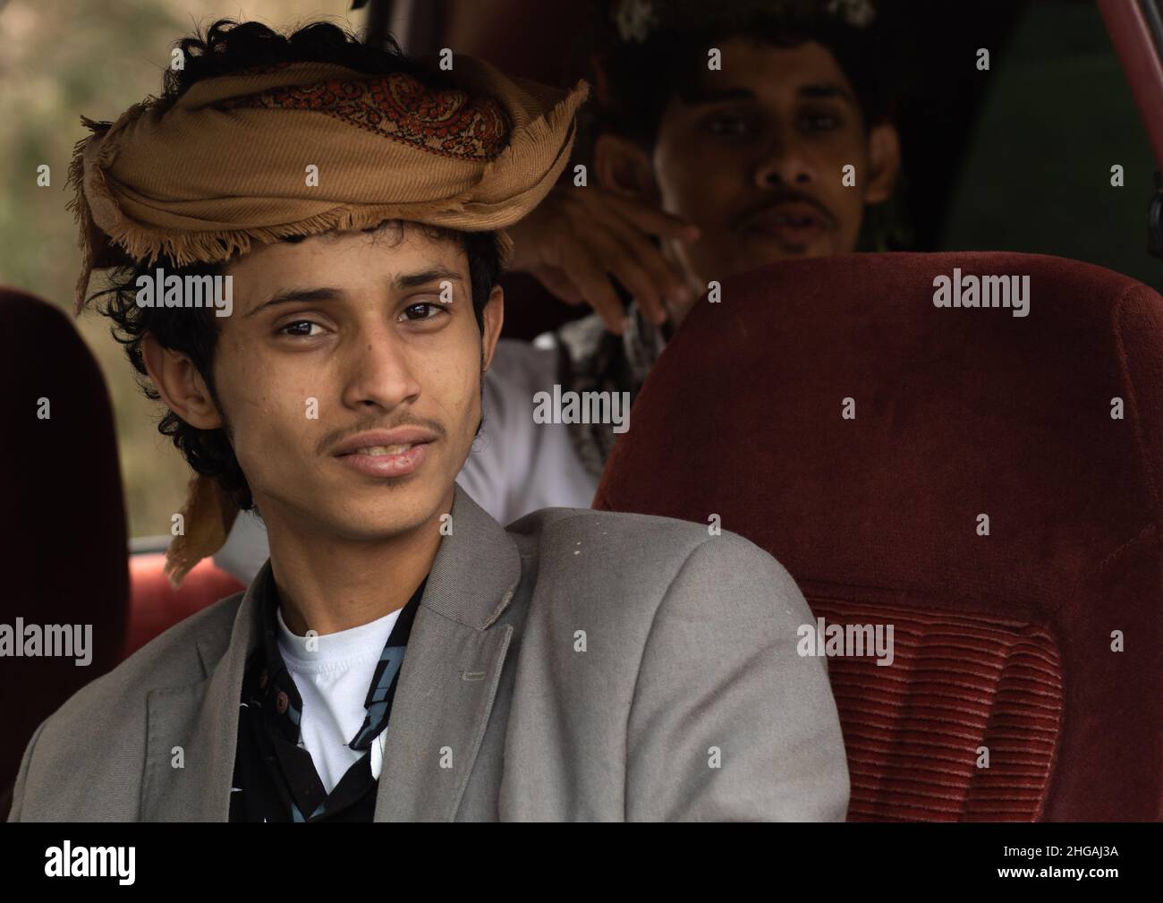 Portrait d'un jeune homme conduisant une voiture, province d'ASiR, Sarat Abidah, Arabie Saoudite Banque D'Images