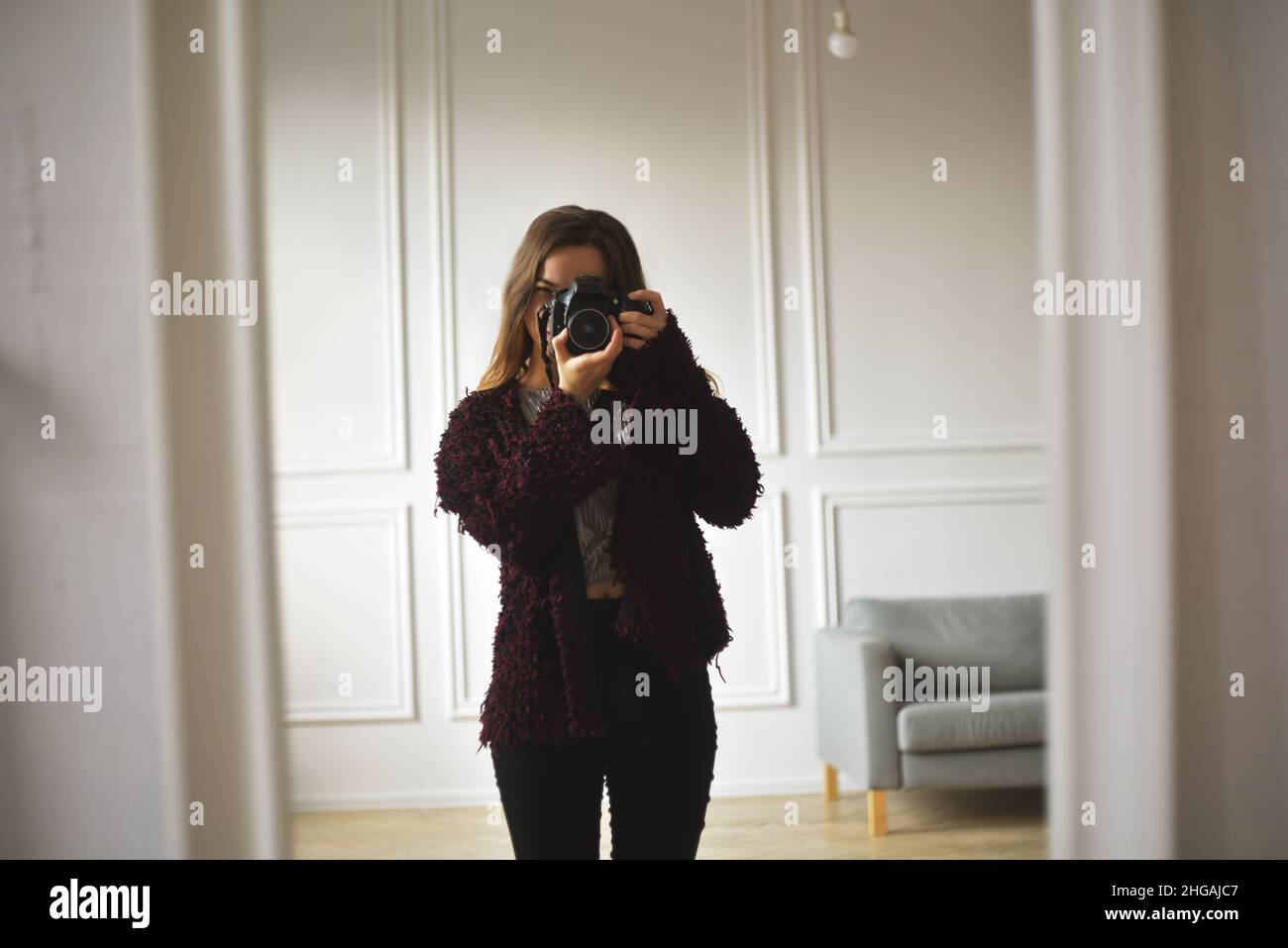 Fille fait selfie dans le miroir sur l'appareil photo Photo Stock - Alamy