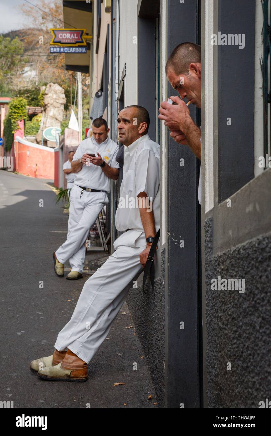 Carreiros se reposant entre les randonnées de toboggan, Monte, Funchal, Madère Banque D'Images