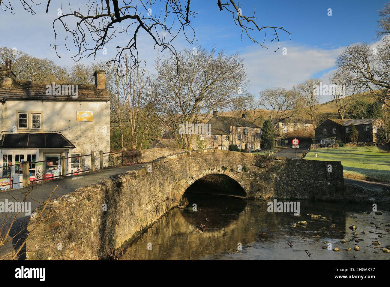 Pont au-dessus de Malham Beck, dans le village de Malham dans le Yorkshire du Nord, au Royaume-Uni Banque D'Images