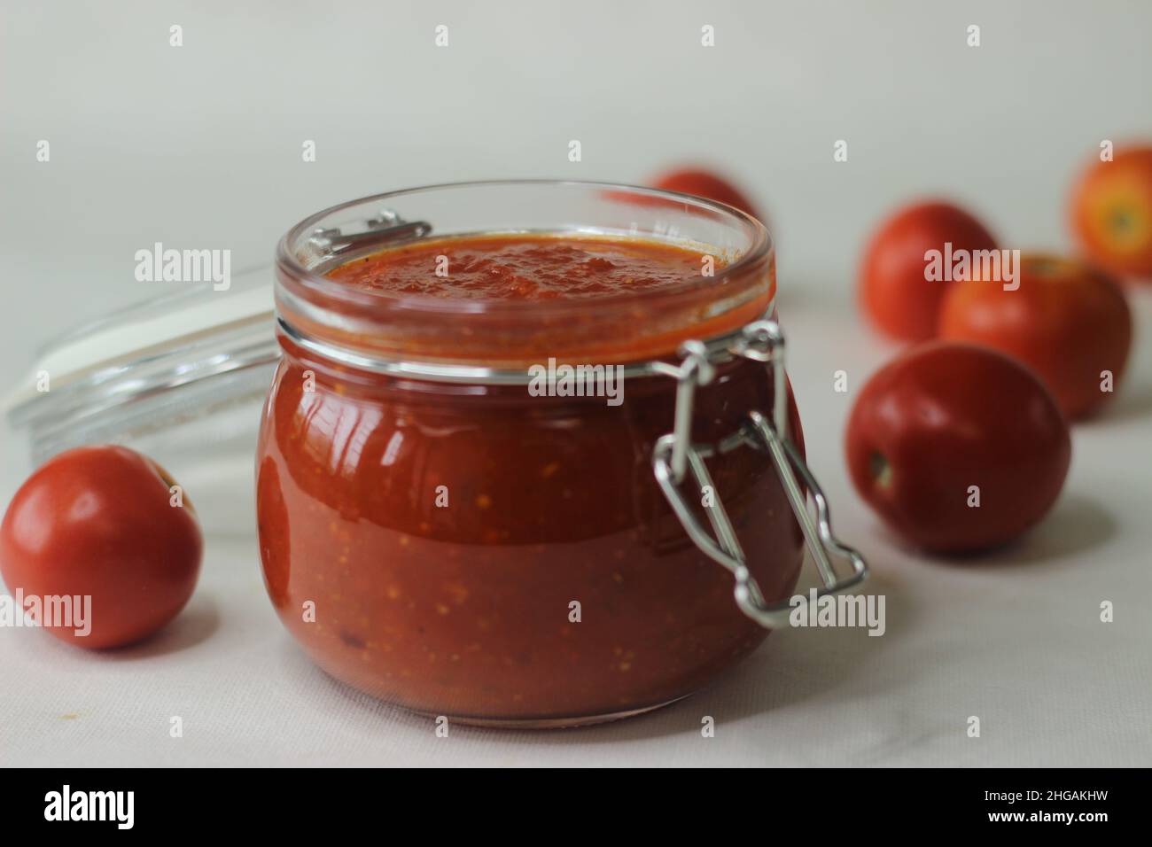 Sauce aux pâtes de tomates maison également connue sous le nom de sauce rouge dans un pot en verre avec couvercle.Il est préparé avec des tomates avec des herbes italiennes et des épices Banque D'Images