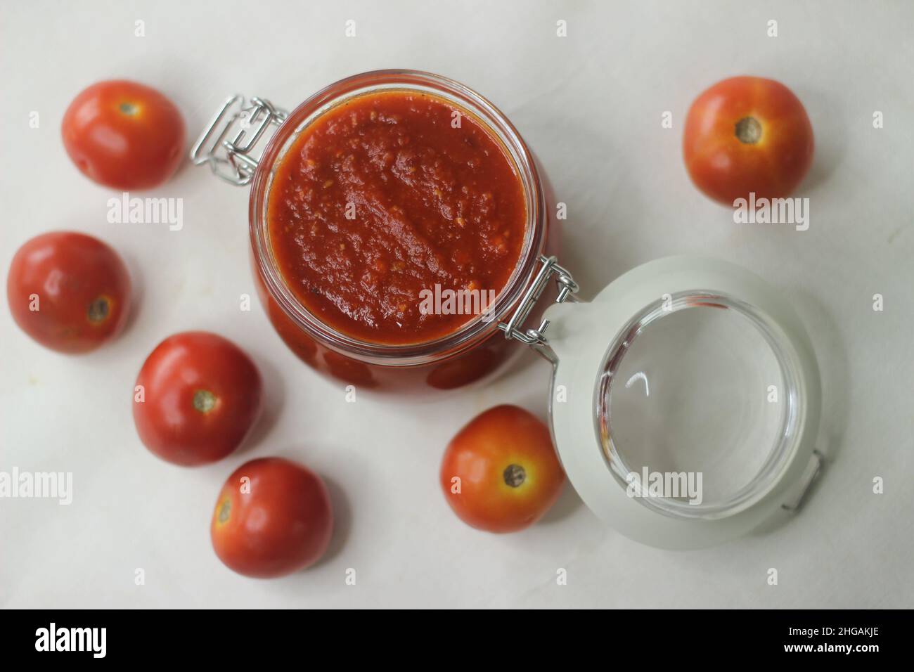 Sauce aux pâtes de tomates maison également connue sous le nom de sauce rouge dans un pot en verre avec couvercle.Il est préparé avec des tomates avec des herbes italiennes et des épices Banque D'Images