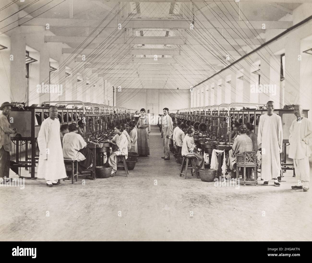 Photographie vintage du 19th siècle - usine de filature textile, Canton, Gunagzhou, Chine. Banque D'Images